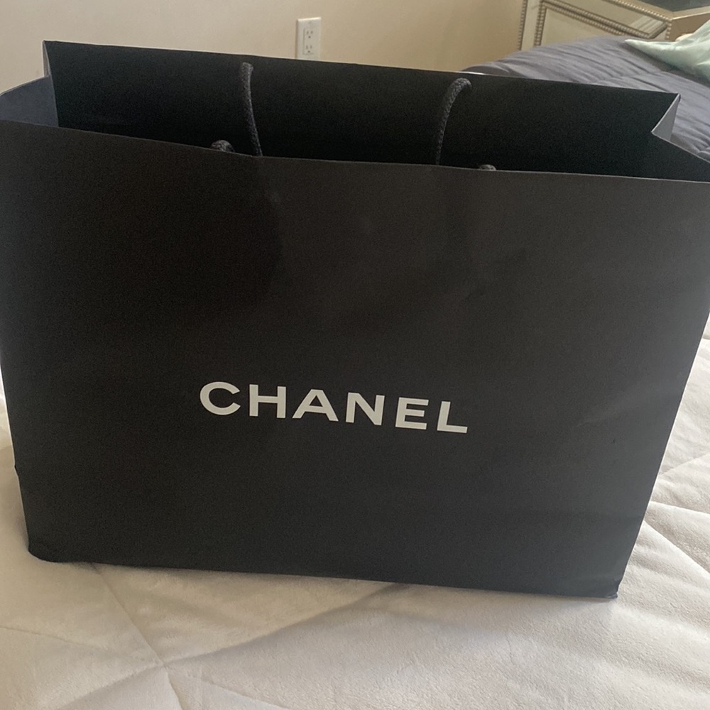 Chanel paper bag empty - Picture 7 of 12